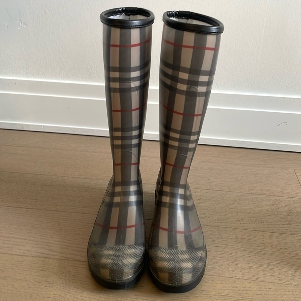Vintage Burberry barely worn grey and black tall rain boots